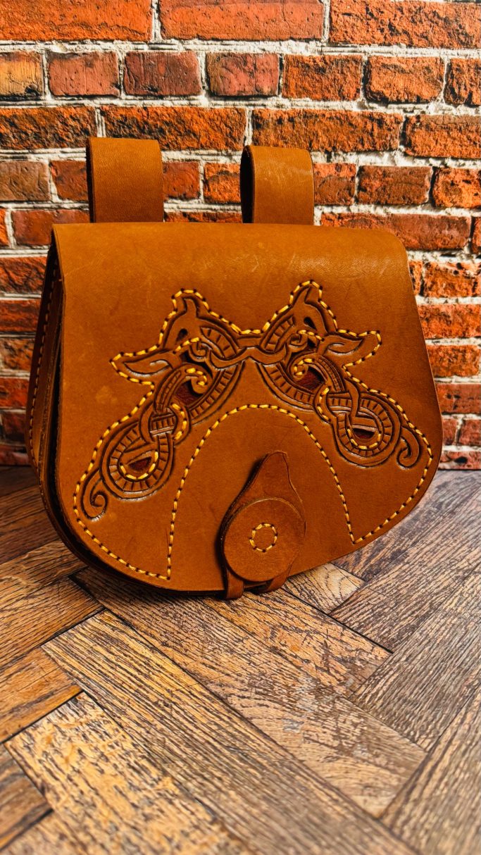 Mittelalterliche Gürteltasche mit nordischer Drachenverzierung