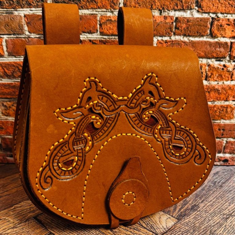 mittelalterliche Gürteltasche mit nordischer Drachenverzierung