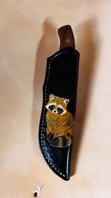 Maßgefertigte Lederscheide mit punziertem Waschbär in braun