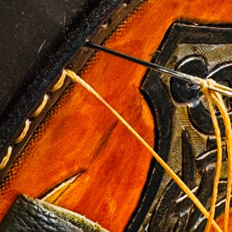 Klassische Sattlernaht an einem Lederköcher mit Mjölnir-Punzierung