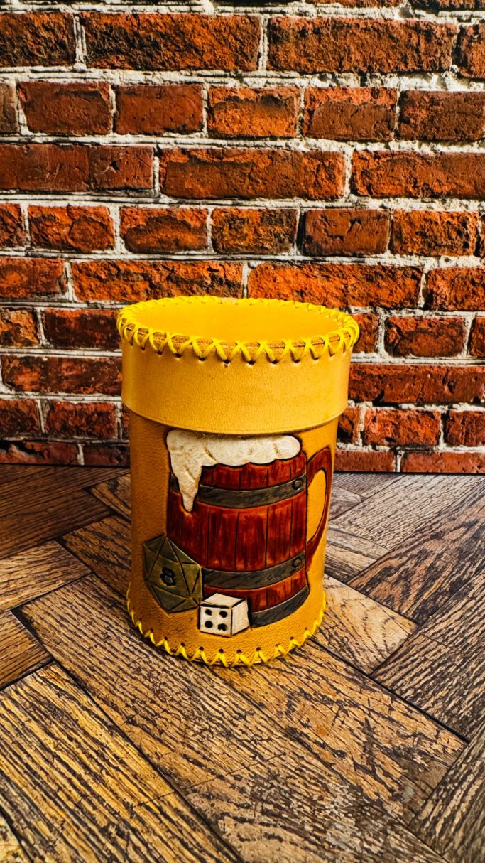 Handgefertigter Würfelbecher aus Leder mit Bierkrug Punzierung