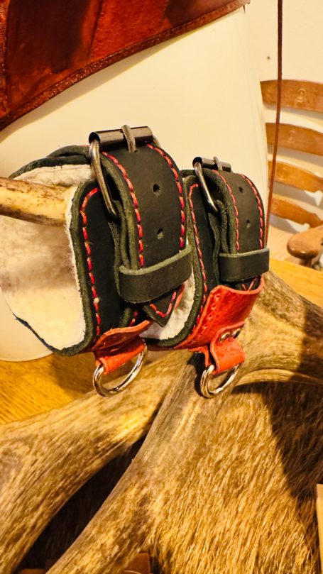 Handfesseln Handgefertigte Handfesseln mit Lammfell-Inlay in schwarz und rot