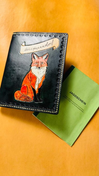 Personalisiertes Jagdscheinetui mit punziertem Fuchs in grün und orange