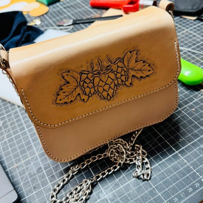 Handgefertigte Trachtenhandtasche mit Hopfenpunzierung und Kette