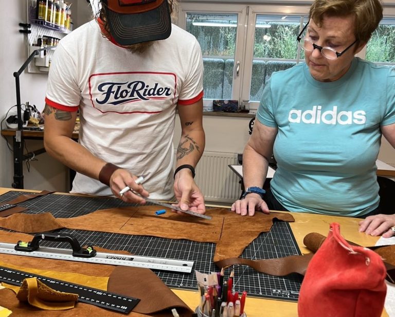 Chris mit Teilnehmerin eines Workshop in der Werkstatt