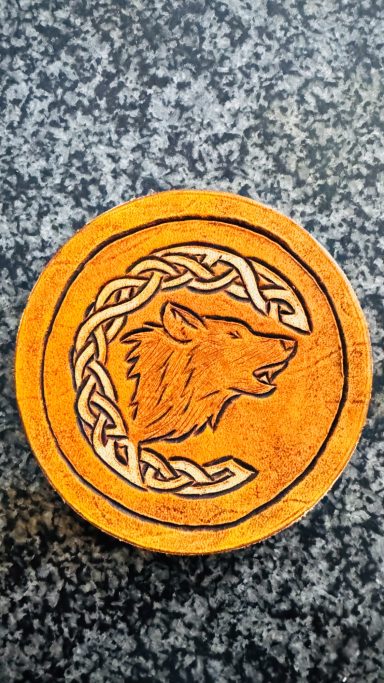 Lederuntersetzer mit nordischer Wolfspunzierung