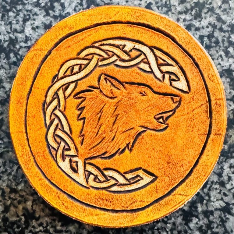 Handgefertigter Lederuntersetzer mit nordischer Wolfspunzierung