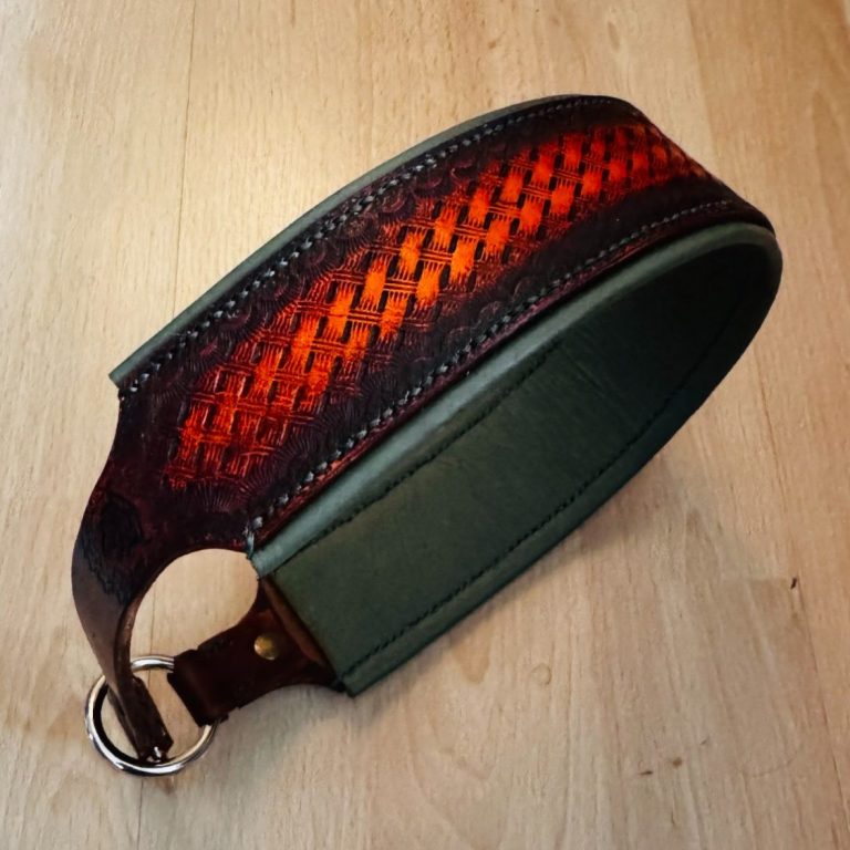 Maßgefertigtes Hundehalsband mit grünem Inlay und Basketweave Muster