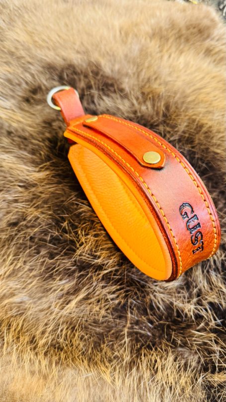 Hundehalsband Maßgefertigtes Hundehalsband mit Orangem Inlay, Tractive Halterung und Namen