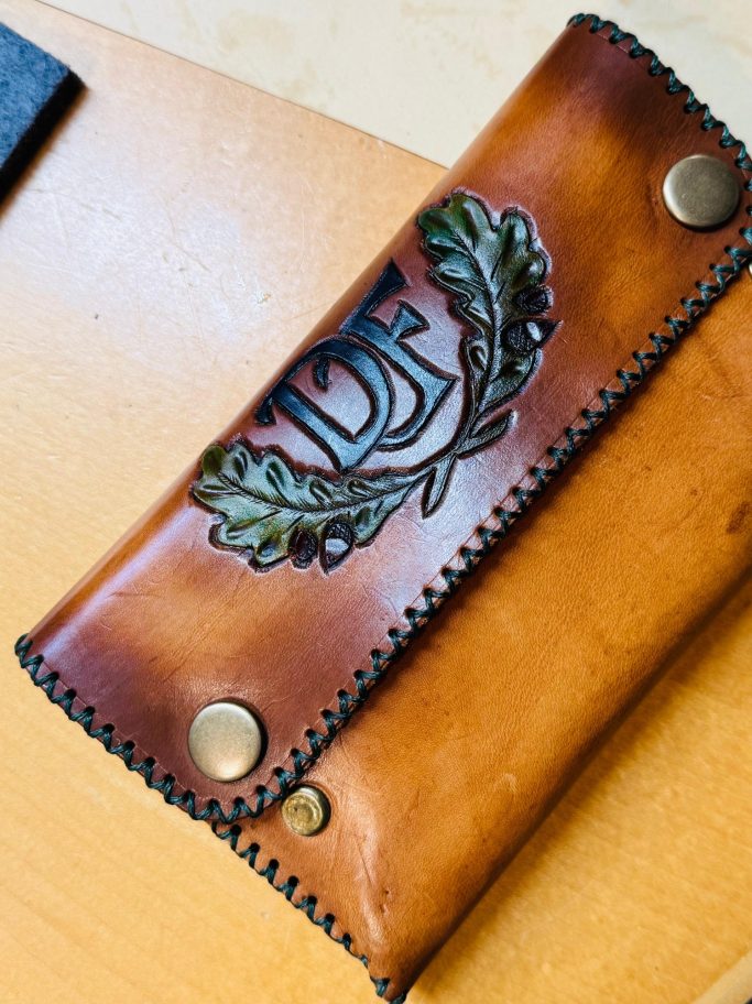 personalisiertes Tabaktäschchen aus Leder mit Initialen und Eichenlaub punziert